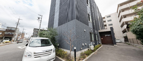 介護施設のエントランスと近隣風景