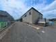 広い駐車場と建物