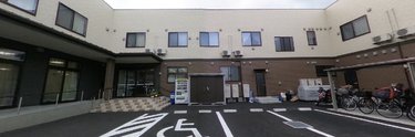 清潔な介護施設の外観風景