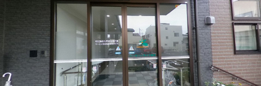 介護施設の外観と駐車場