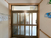 入室口の明るい廊下