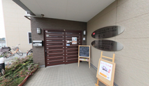 明るい介護施設の入口付近