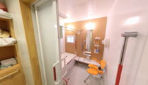 介護施設の廊下とバリアフリーの部屋