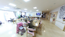 広々とした介護施設の共有スペース