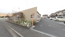 明るく穏やかな街中の施設