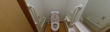 介護施設のトイレ設備と手すり