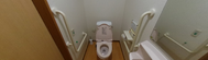 介護施設のトイレ設備と手すり