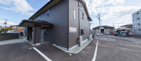 介護施設外観と駐車場