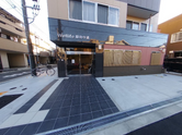 明るい街角に面した介護施設