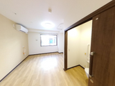 介護施設内の清潔な廊下と部屋