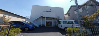 のどかな風景のある施設前