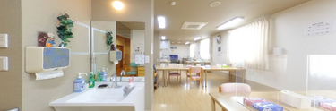 広々としたケア施設の共用エリア