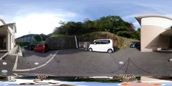 介護施設の外観と駐車場