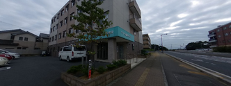 介護施設の外観と通りの風景