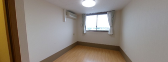 広々としたシンプルな部屋