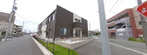 静かな住宅街の新しい施設