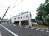 広々とした交差点角