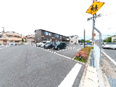 空と街が広がる交差点