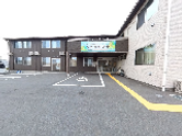 介護施設前の駐車場と入口