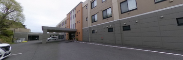施設の外観と広々とした駐車場