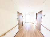 広々とした施設の通路