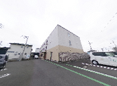 広々とした駐車場のある外観