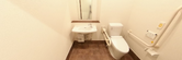介護施設のトイレと廊下の風景