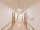 やさしい色合いの廊下