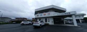 介護施設の外観と駐車場