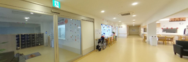 介護施設の廊下と掲示板