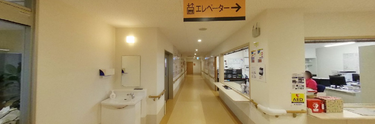広々とした介護施設の通路