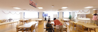 職員と利用者の食事支援の場