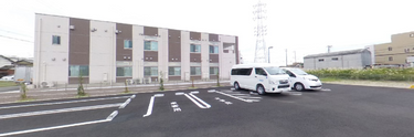 施設と駐車場を見渡す光景