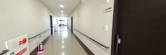 施設内の廊下と扉が見える様子