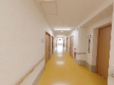 介護施設内の明るい通路