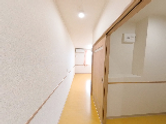 ケアホームの廊下と居室の扉