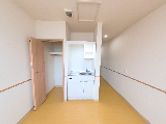 明るく整った介護施設の居室