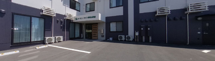 清潔でモダンな施設の外観