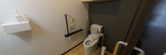 介護施設内のトイレ設備と廊下