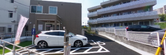 ケア施設外観と通り