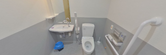 手すり付き安全なトイレ空間