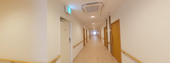 整った施設内の廊下と扉