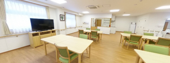 介護施設内の清潔な食堂エリア