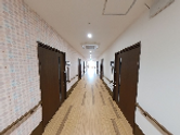 ゆったりとした施設の通路