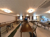 ゆったりとした施設の食堂とリビング