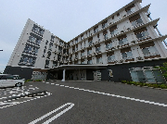広々とした敷地のエントランス風景