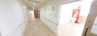 広々と明るい介護施設の廊下