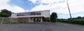 緑豊かな介護施設の建物
