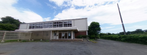 緑豊かな介護施設の建物