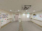 手すりが備えられた廊下